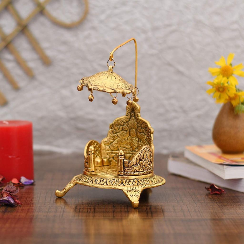 Kovový Singhasan Oválného Tvaru pro Ganešu Krišnu Božské Idoly - Pozlacená Ladoo Gopal Pooja Chowki pro Chrám Mandir Puja Dekorační Předměty k Idolu