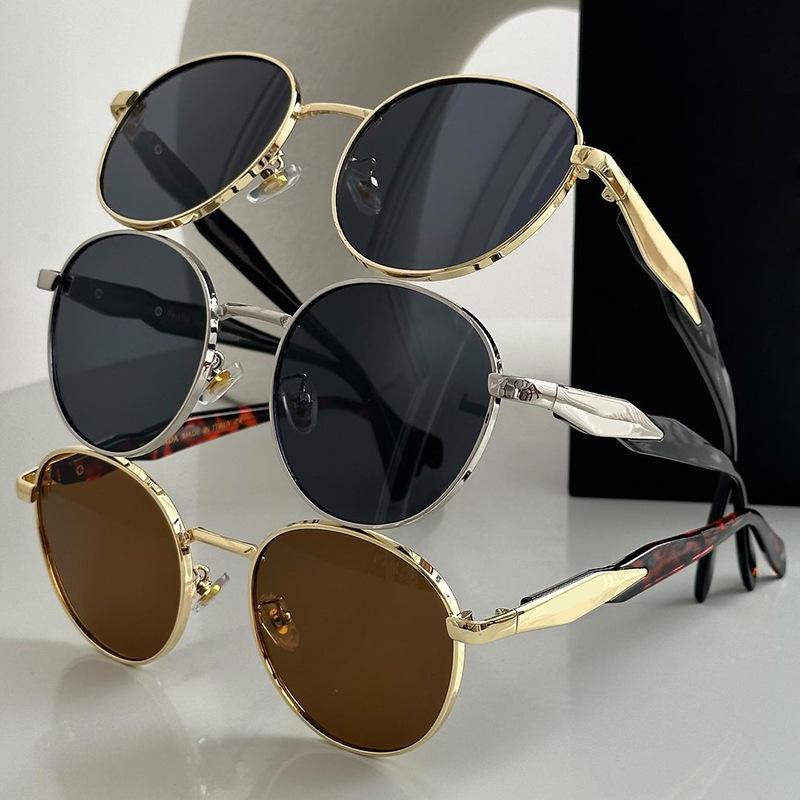 Non-polarized Small Frame Metal Oval Casual Sunglasses Women Fashionable Punk Style Sunglasses