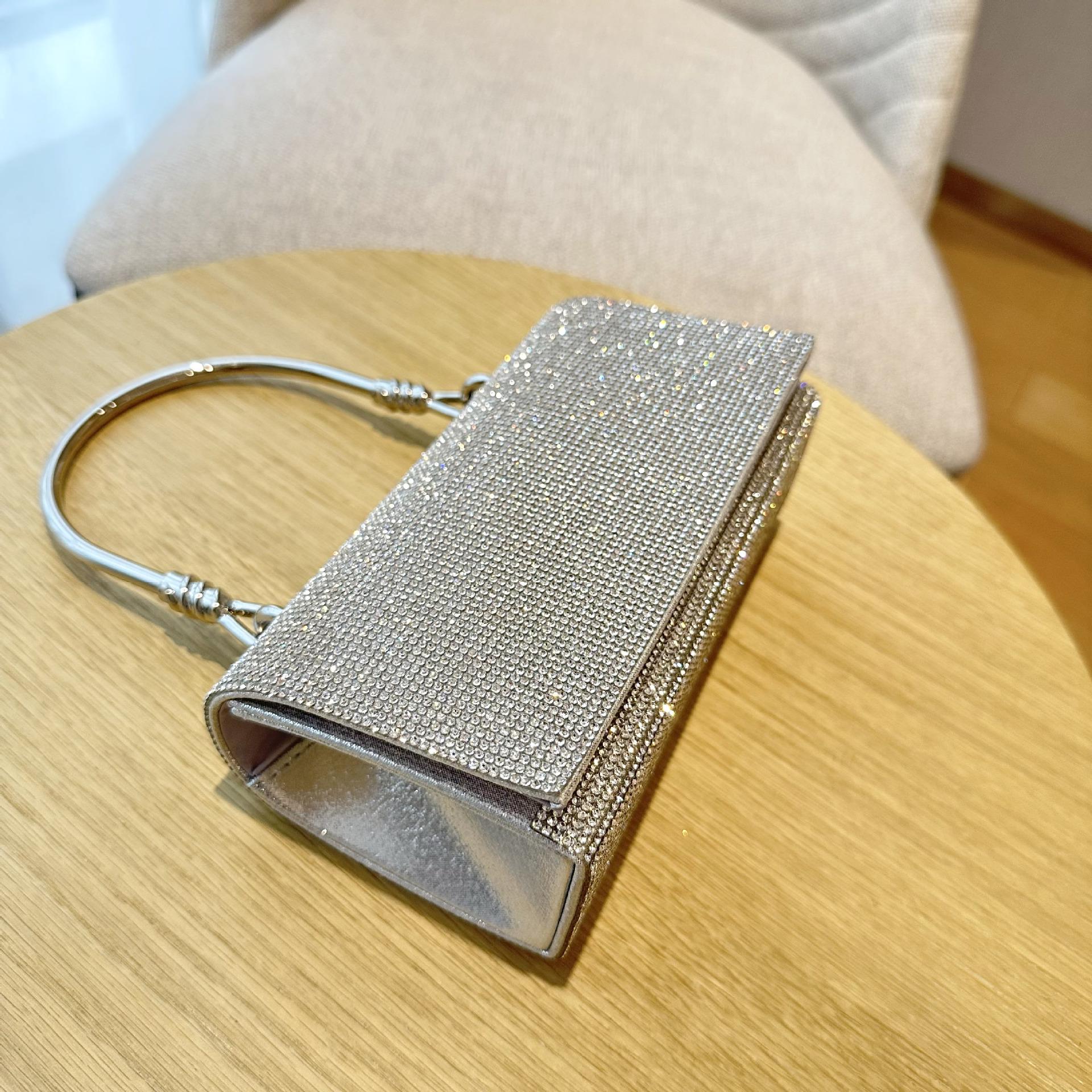 

2023 Европейская и американская роскошная вечерняя сумочка с блестящими бриллиантами и узелками серебряный