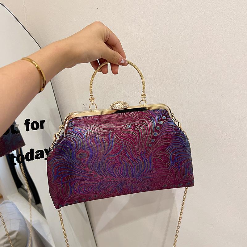 Bloemen geborduurde crossbody tassen voor dames Stijlvolle schoudertas met metalen handvat en kettingriem Boheemse clutch handtassen portemonnee