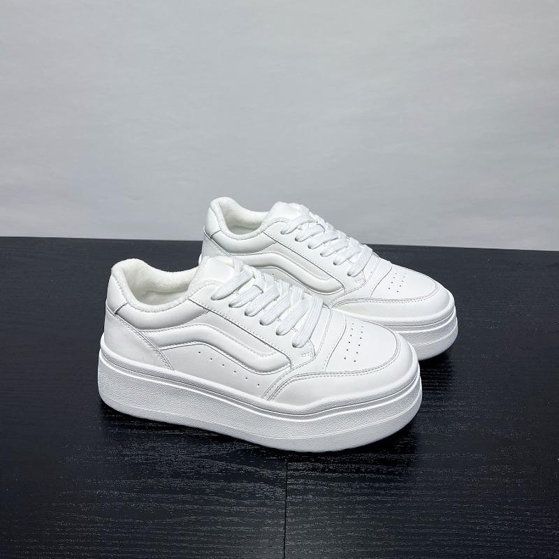 Winter velvet little white shoes women's thick baseplate shoes new leather versatile huge good-looking sports and leisure shoes