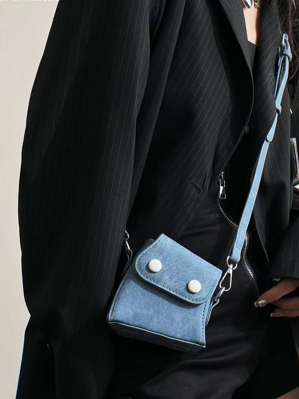 

Niche 2024 new original design premium texture sweet girl denim twist mini messenger earphone square bag Темно-синій