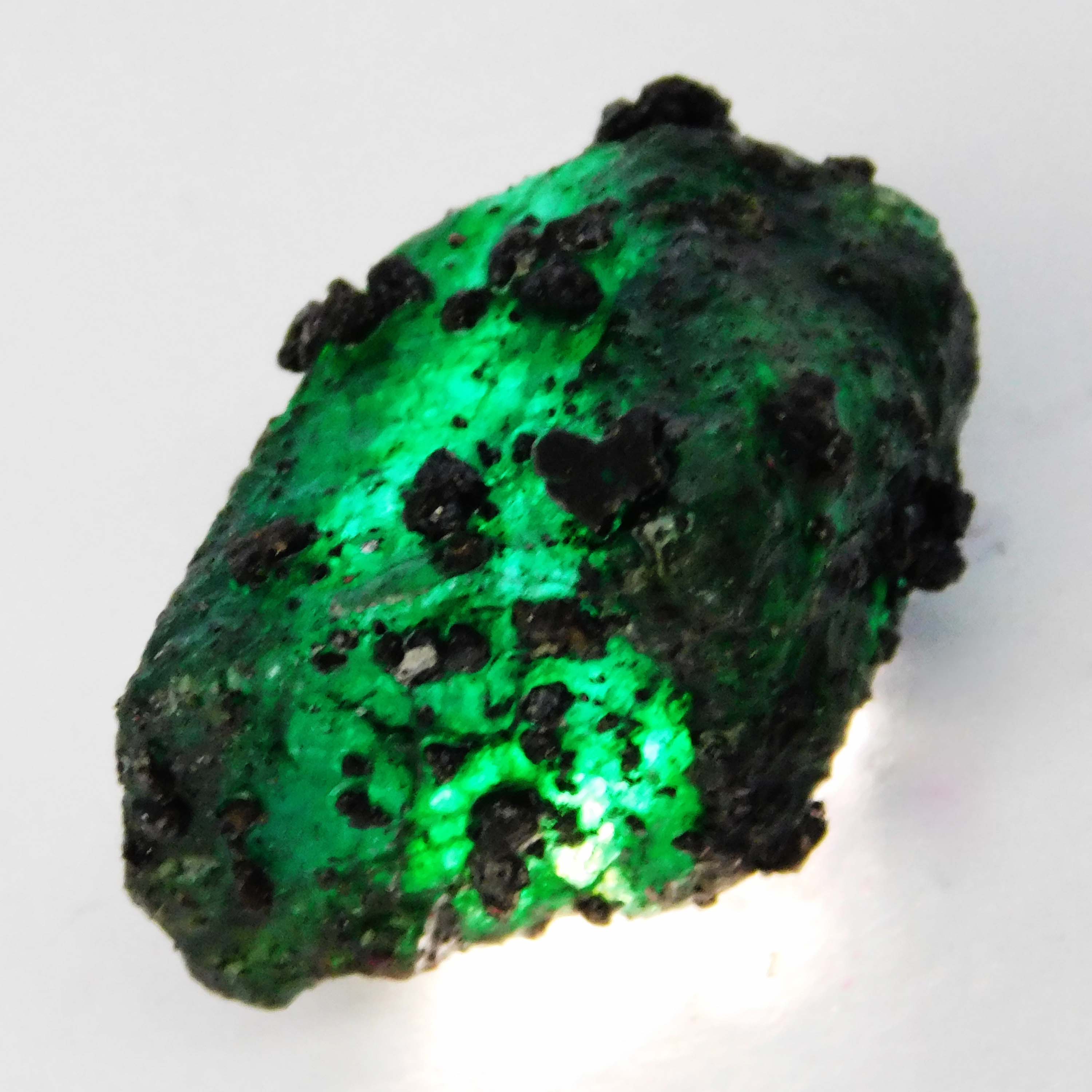 

Натуральний Смарагд Величезний Необроблений 52.56 Карат Видобутий на Землі СЕРТИФІКОВАНИЙ Зелений Розсипний Дорогоцінний Камінь A-5620 28.3 mm Approx. зелений