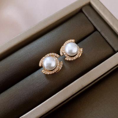 Zinc Alloy Needle Zircon Pearl Double C Stud Earrings for Women French Retro Elegant Stud Earring Light Luxury High-end Zircon
