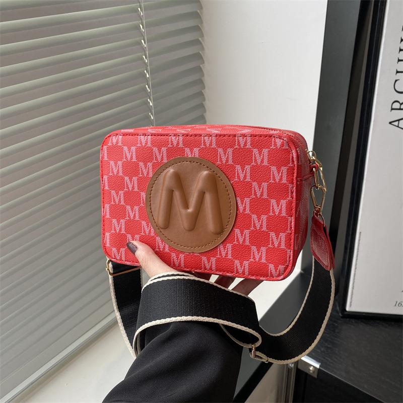 

Модная трендовая печать с буквами, маленькая квадратная сумка с чувством дизайна, летняя универсальная повседневная наплечная сумка-мессенджер для женщин красный