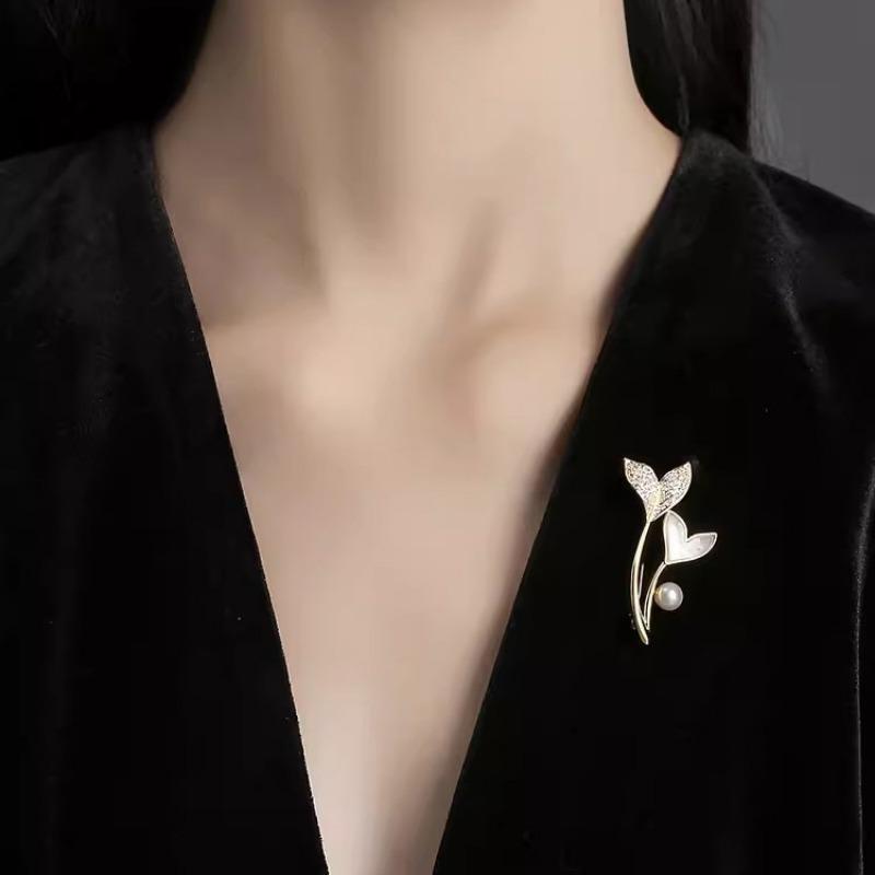 Doppelte Fischschwanzbrosche, High-End Damen Leichter Luxus, Nischendesign-Sinn, Imitationsperlenbrosche, Blendfreier Verschlussstift