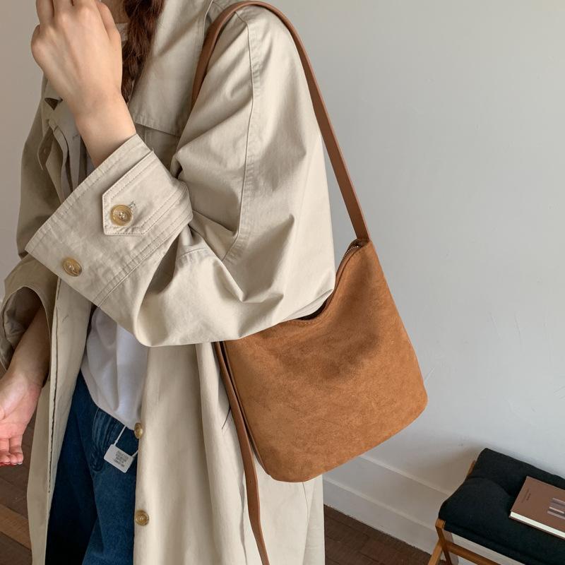 Large Capacity Bag Women's 2025 New Trendy Fashion Retro Shoulder Bag High Sense Commuter Bucket Bag Messenger Bag