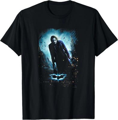 Il Cavaliere Oscuro Il Joker In Piedi Minacciosamente Poster T-Shirt