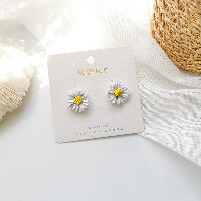 Boucles d'oreilles Boucles d'oreilles pour visage rond pour femmes Étudiante Version coréenne Boucles d'oreilles marguerite simples et petites Boucles d'oreilles pétale mignonnes et polyvalentes