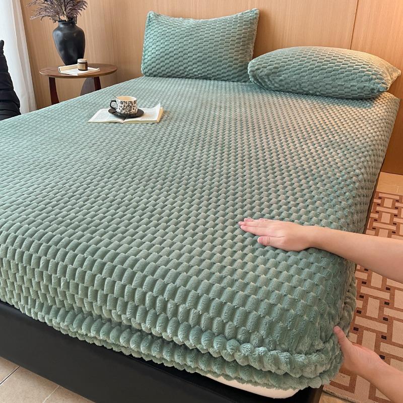 new Doudou velvet solid color fitted sheet winter warm mattress protective cover three-piece set soft and comfortable