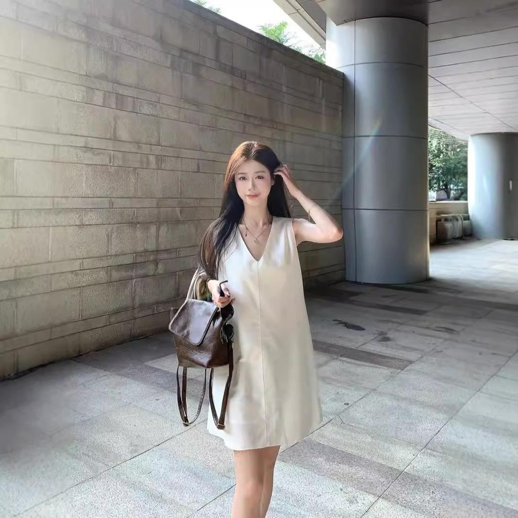 Simple white V-neck sleeveless vest dress women's clothing summer loose and thin A-shaped skirt age-reducing small short skirt
