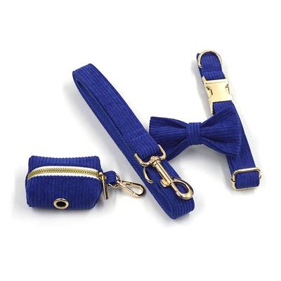 Set de Collar y Correa de Terciopelo Azul Personalizable para Mascotas con Hebilla Dorada y Lazo, Incluye Arnés de Pecho y Soporte para Bolsa de Excrementos