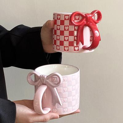 1 Pz Tazza in Ceramica a Forma di Cuore con Manico ad Arco Tazza da Caffè con Motivo a Scacchiera Creativo per Decorazione Domestica