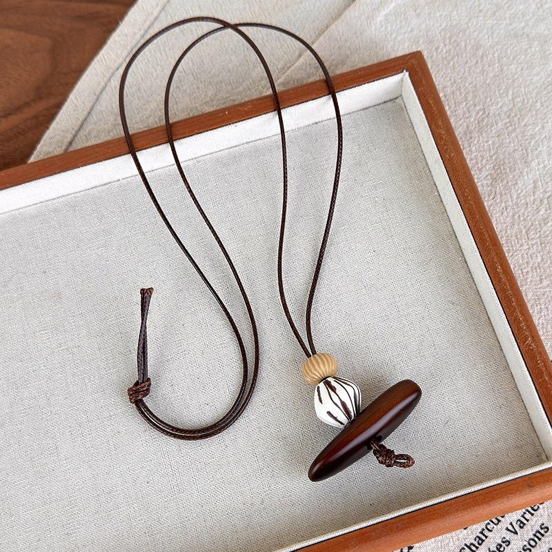 Chinese Vintage Charm: Brown Wooden Pendant Necklace for Women – High-End, Niche Clavicle Chain, Long Summer Style
