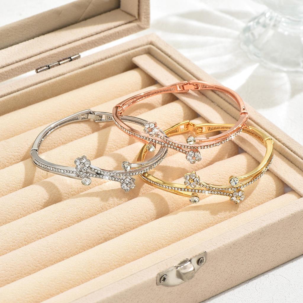 Diamond Bracelet, Fashion Temperament Hollow Love Geometric Bracelet Watch Accessories Simple Flower Bracelet