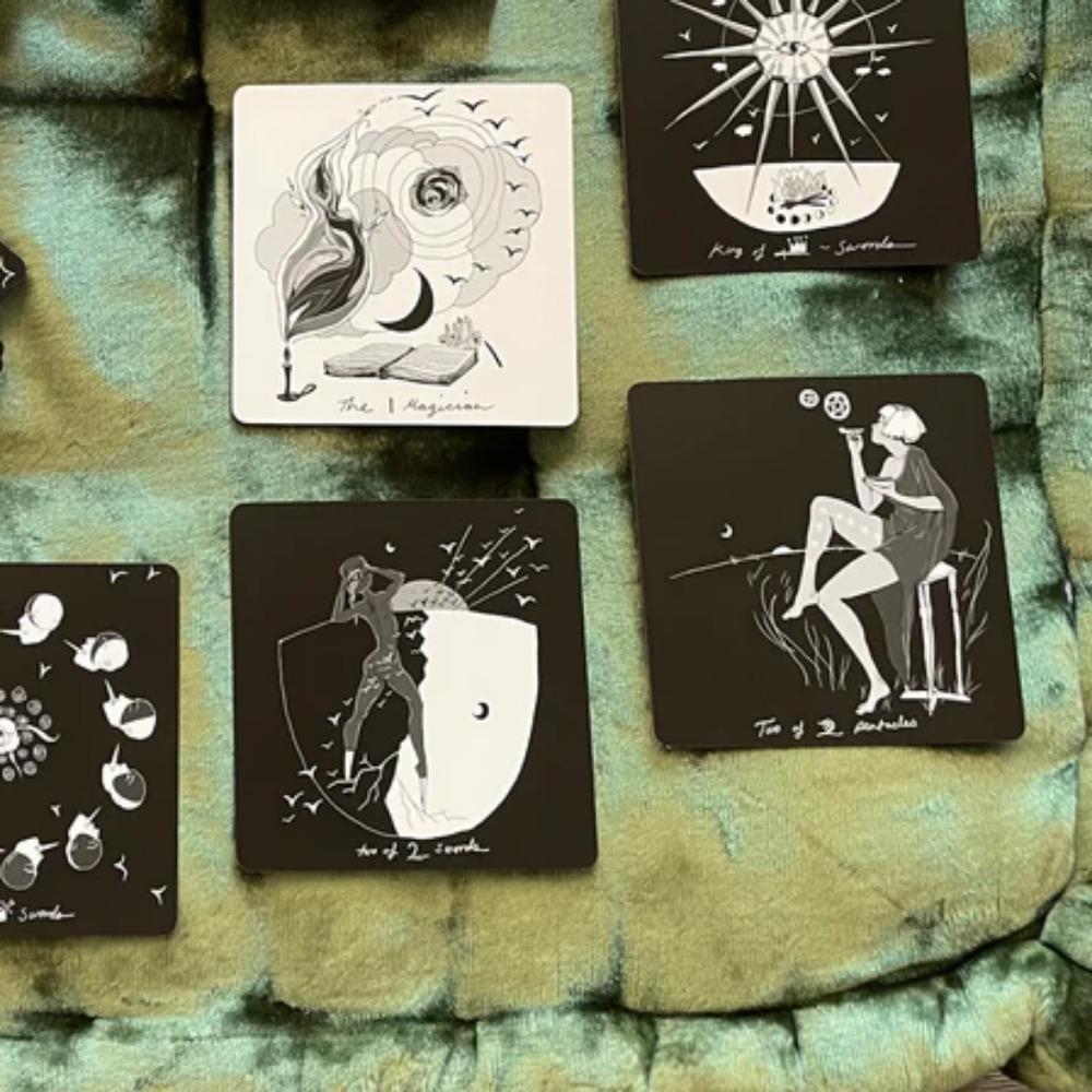 Dunkle Tage Tarot: Ein 78-Karten-Illustrations- und Wahrsagedeck, inspiriert von göttlicher weiblicher Energie, Schwarz-Weiß, 7,5 x 7,5 cm
