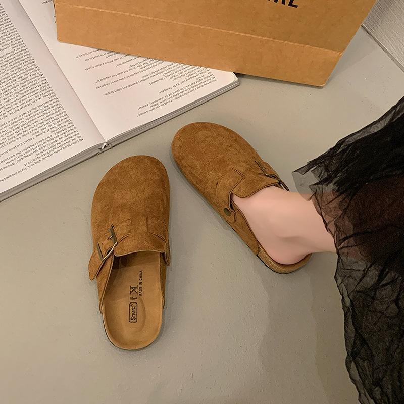 A Fashionable Woman Wearing A Pair of Half-slipper Shoes for A Spring Casual Look Is Wearing Thick-soled Shoes On One Foot