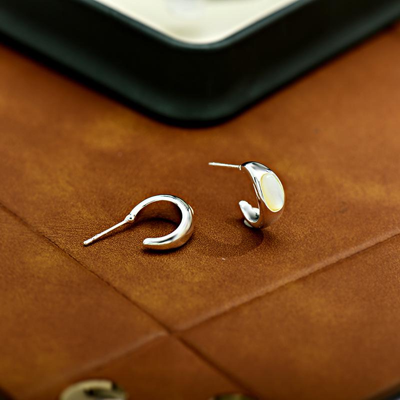 Japanese-Korean Oval Shell Stud Earrings, S925 Silver Needle, Versatile Niche Design, 925 Sterling Silver