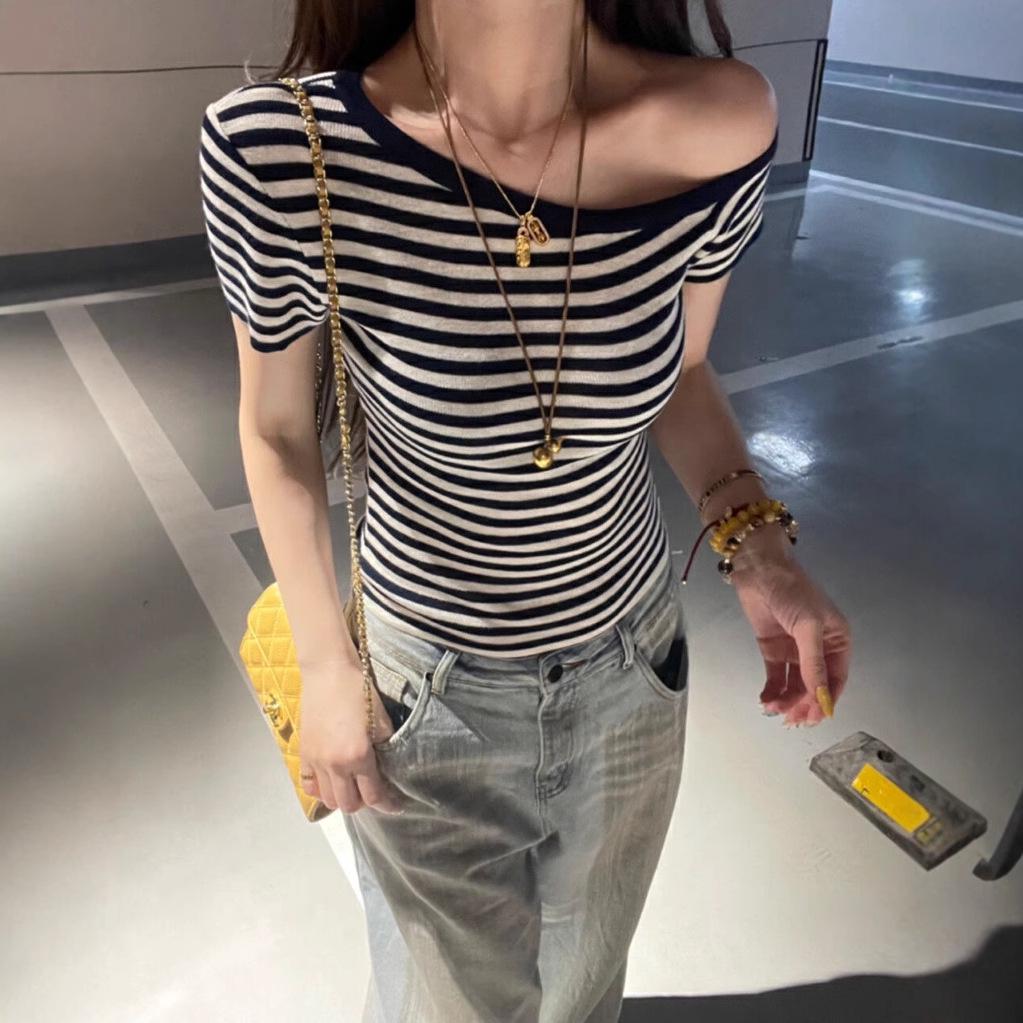 

Корейская футболка в стиле ретро с цветными блоками и полосками, с открытыми плечами и приталенная One Size (up to 125 lbs)