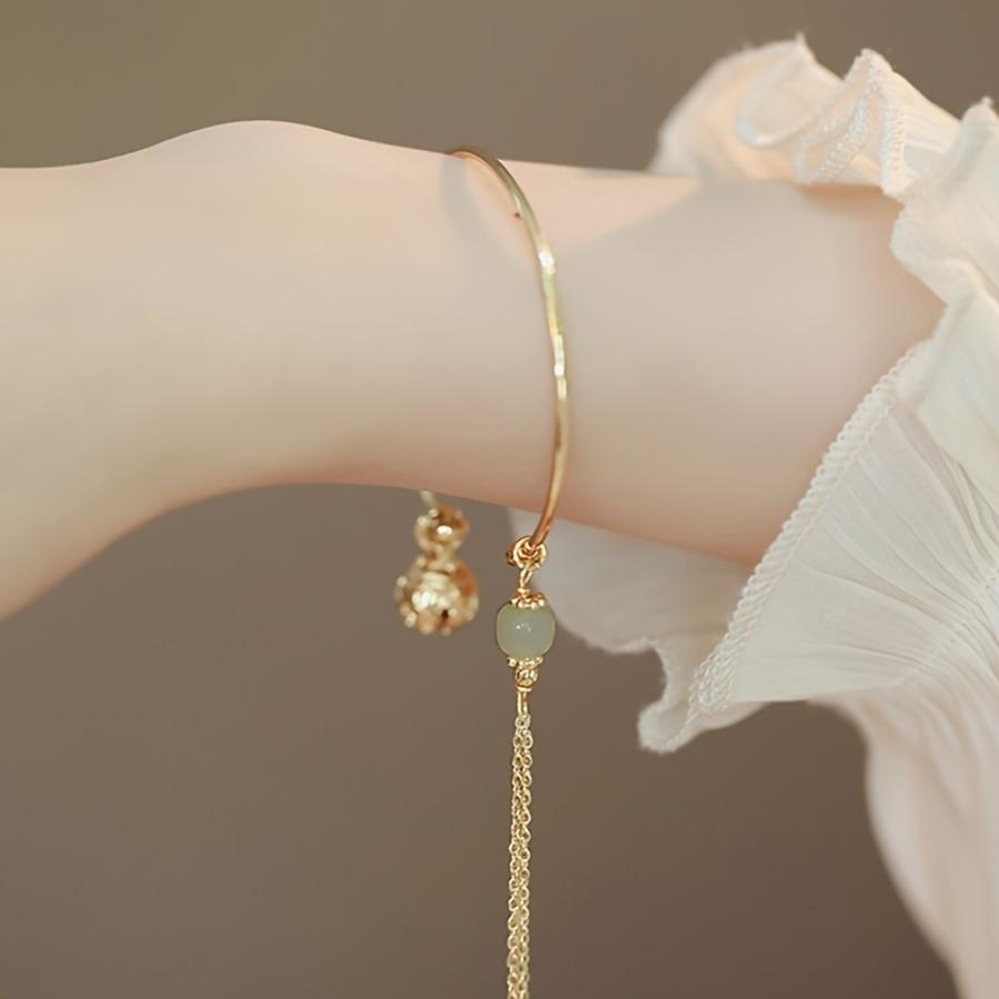 A Stylish And Elegant Tassel Bracelet, Perfect for Women to Wear on Various Occasions Such As Daily Life, Parties, Travel, And Vacations