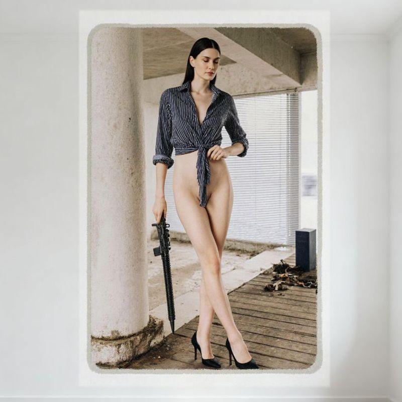 

Сексуальна оголена жінка з довгим темним волоссям Бетонне архітектурне оточення Чорно-біла смугаста сорочка Гвинтівка Туфлі на високих підборах Сюрреалістичний міський 20x30cm（7.8x11.8inch）