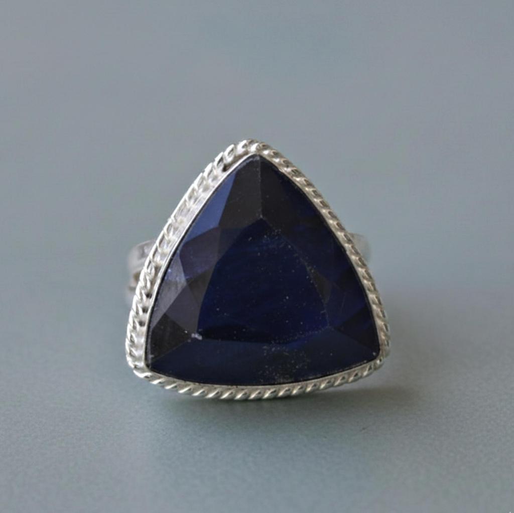 Anello con Zaffiro Blu Trilliante, Anello in Argento Sterling 925, Anello Minimalista Statement Fatto a Mano, Anello di Promessa per Donne
