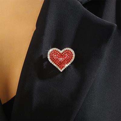 Spilla a Forma di Cuore Incastonata di Strass Rossi Pin per Vestiti Giacche Borse Cappelli Distintivo Accessorio Decorativo