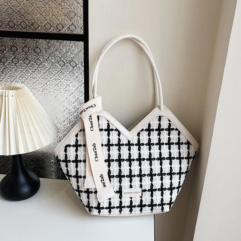 Large-Capacity Plaid Women'S Bags Are Popular This Year. Shoulder Bags, Korean Plaid Underarm Bags, Fashionable And Versatile Tote Bags Are Trendy.