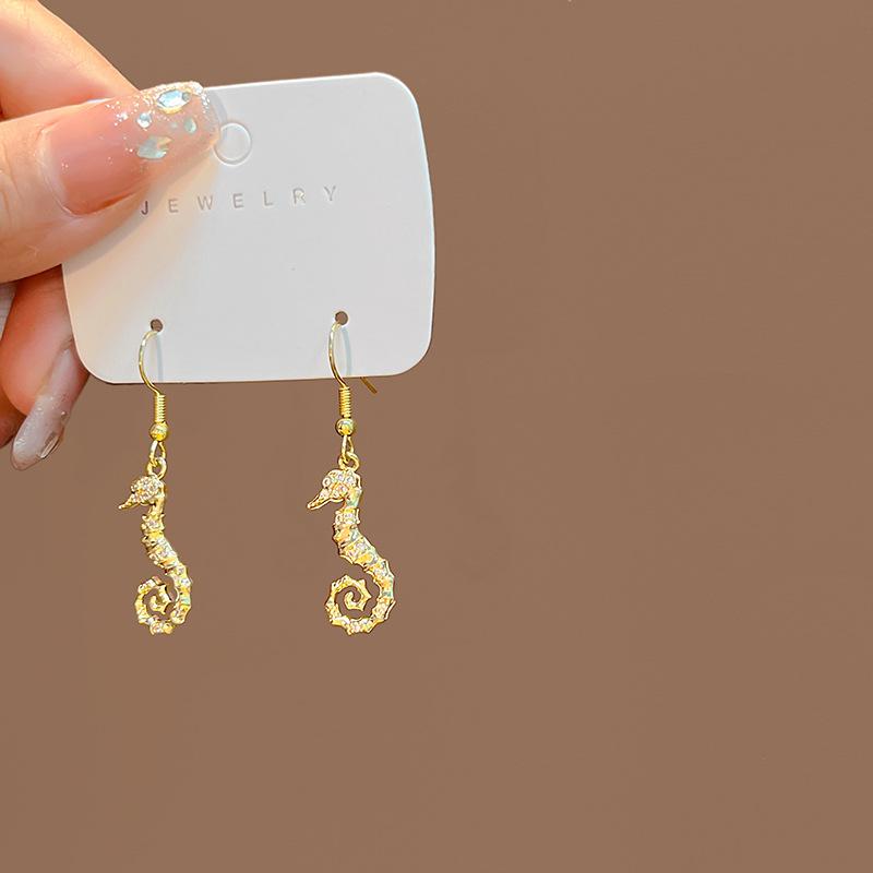 Premium Sense Cold Exaggerated Metal Pleated Geometric Earrings, Personalized Retro French Flower Peach Heart Earrings