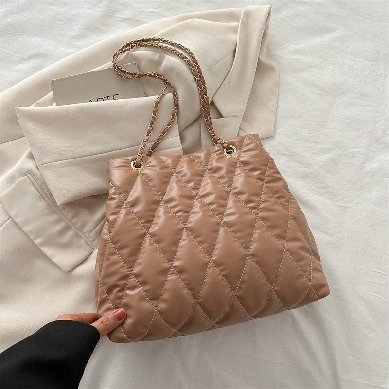 Large Capacity Fashion Rhombus Embroidery Thread Versatile Chain Shoulder Bag Women 2025 New Texture Tote Bag Women