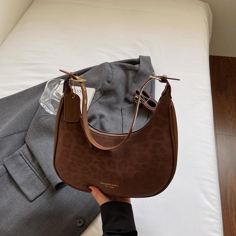 

2025 autumn new Korean version simple portable niche fashion cute ins mini small bag women s foreign style bag темно-коричневого