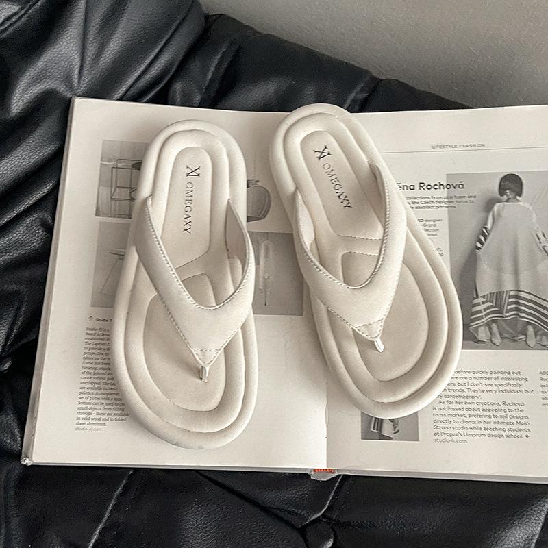 Height-increasing thick-soled flip-flops women's simple and comfortable summer wear new sandals