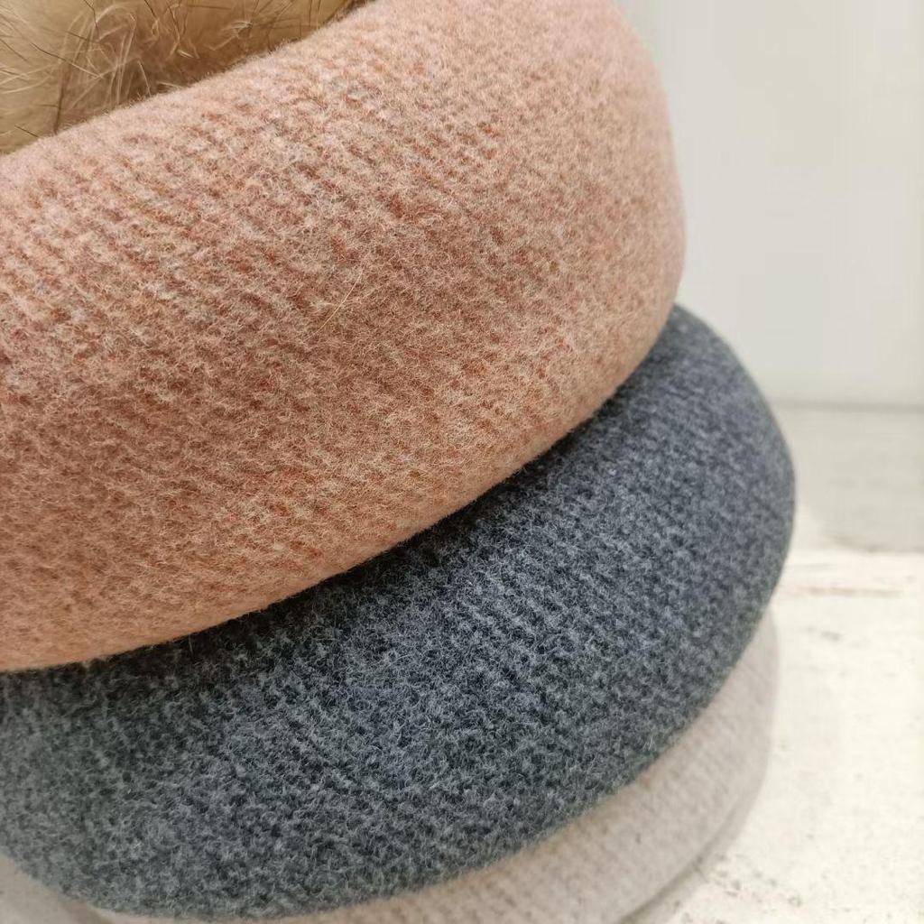 Beretă de iarnă pentru femei 2023 din lână cu pompon din blană de raton