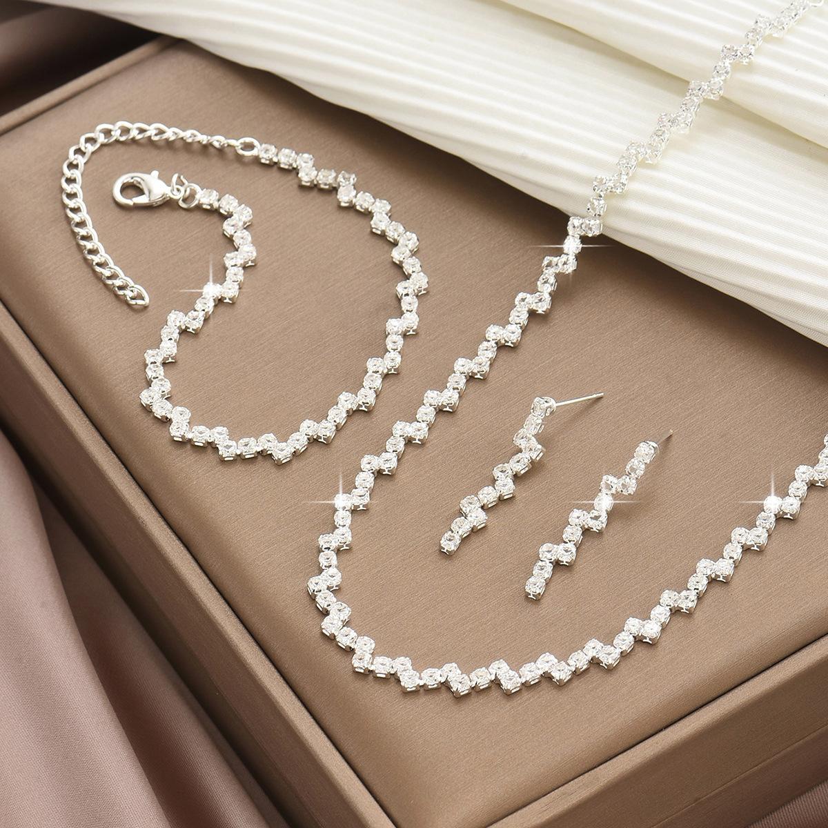 

Ювелирный Зажим Цепь Ожерелье Серьги Браслет Комплект Трехэлементный Ключица Цепь Вечернее Платье Аксессуары