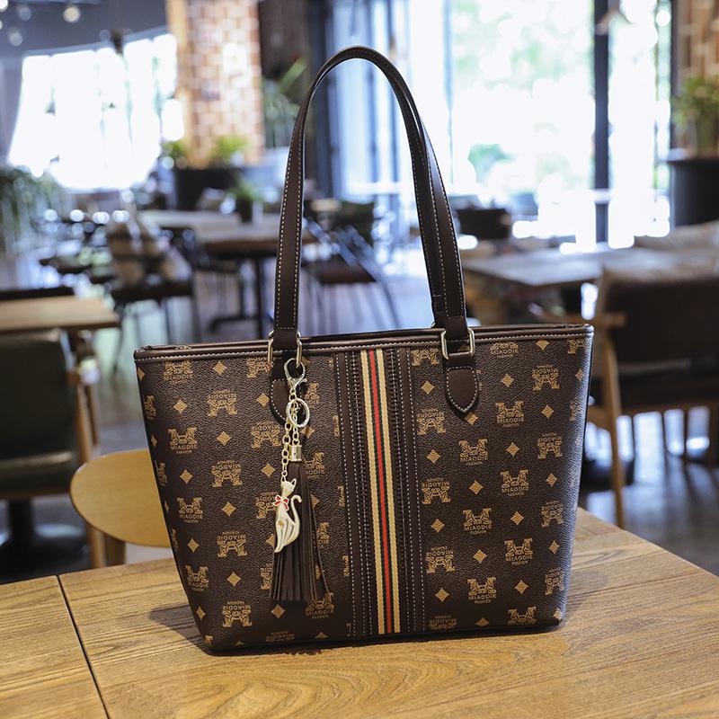 

Mother and child bag women s autumn new versatile printed handbag large-capacity tote bag retro simple shoulder bag темно-коричневого