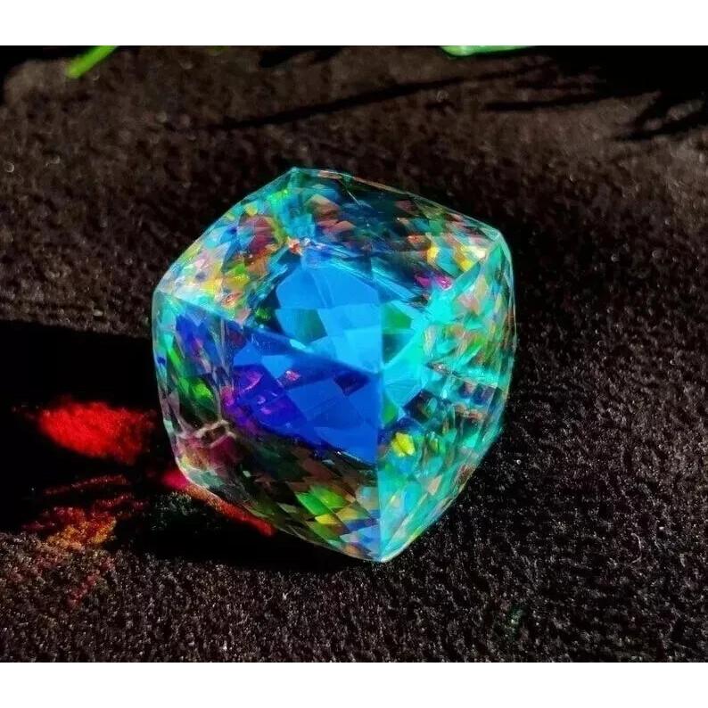 Quarzo Mistico Naturale Colore Arcobaleno Taglio Cubico 200+ Carati Splendida Gemma