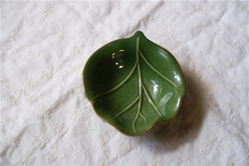 

Leaf Ceramic Plate: Versatile for Snacks, Salads, Desserts, and Dining Table Decor