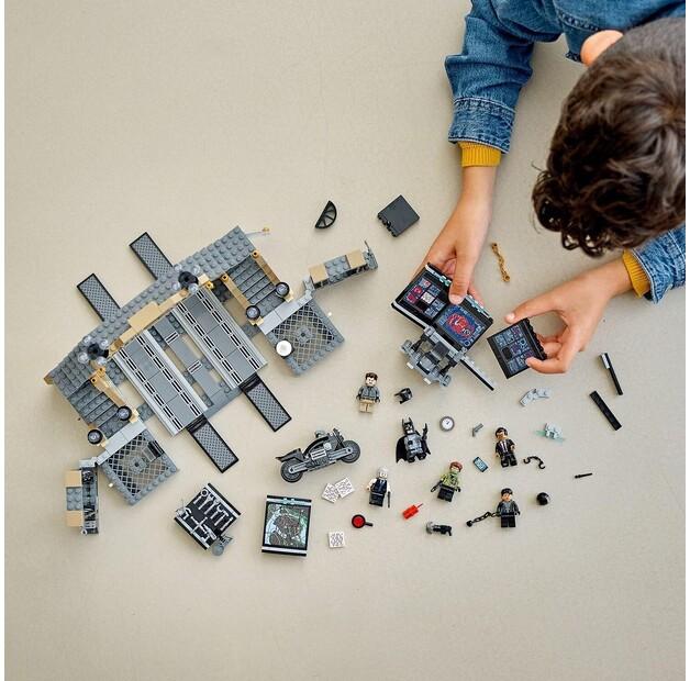 LEGO DC Batman 76183 Batcave: Duel with the Man with Hands