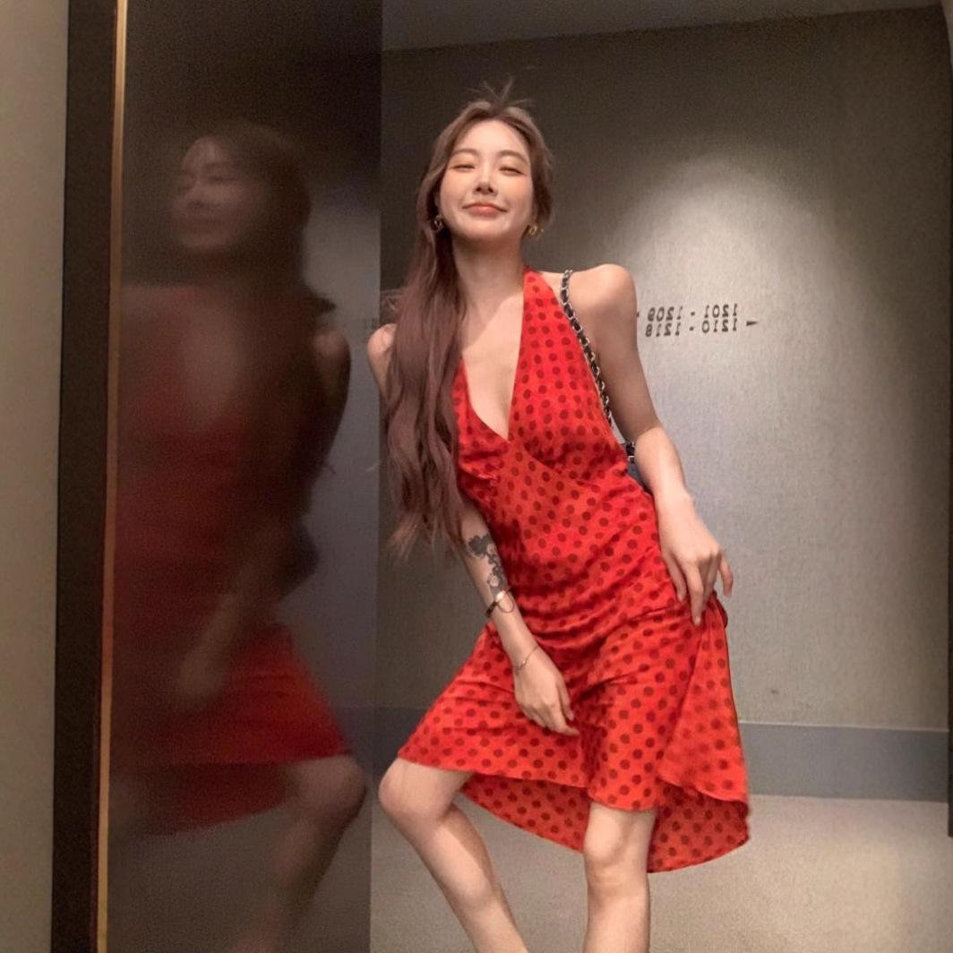 

Женское ретро платье-халтер в горошек: Глубокий V-вырез, без спины, облегающий талию летний стиль Medium красный