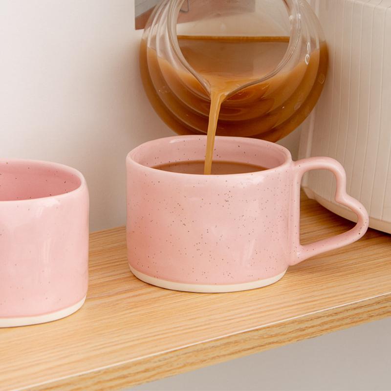 300ml Rosa Keramiktasse Ins Style Kaffeetasse mit herzförmigem Henkel Milch Tee Trinkgeschirr für Paar Freund Familie Handgemachtes Getränk
