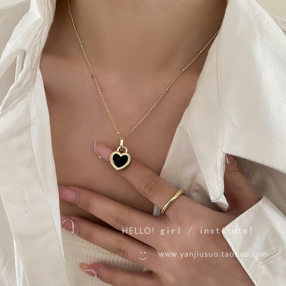 Double-Sided Heart Necklace: Women s Retro Clasp Peach Heart Chain.