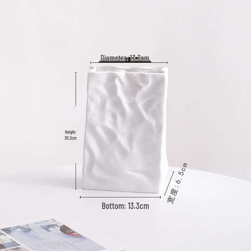 Skandynawski biały ceramiczny wazon na suszone lub świeże kompozycje kwiatowe w wystroju salonu