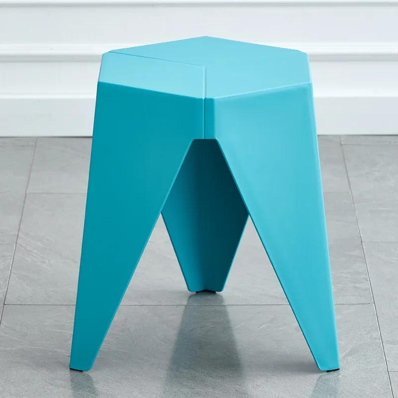 Nordische Kunststoffhocker können gestapelt und mit verdickten Gummihockern aufgestellt werden. Einfache und moderne Esszimmerhocker für den Haushalt