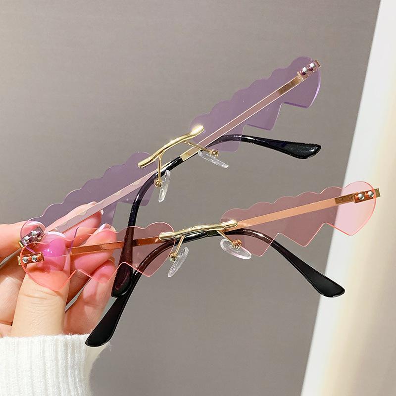 Shaped Women Heart Sunglasses In Various Colors Suitable For Photography Travel