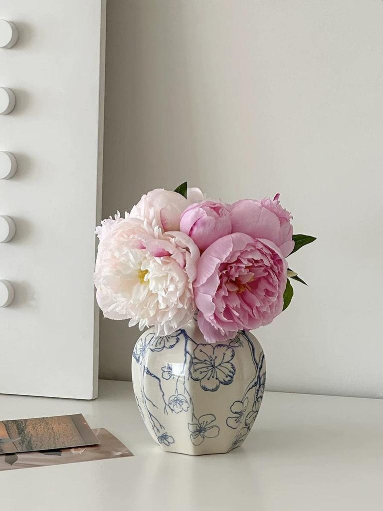 Vintage Blue & White Porcelain Vase for High-End Floral Display – Elegantly Designed Ceramic Ornament for Home Decor