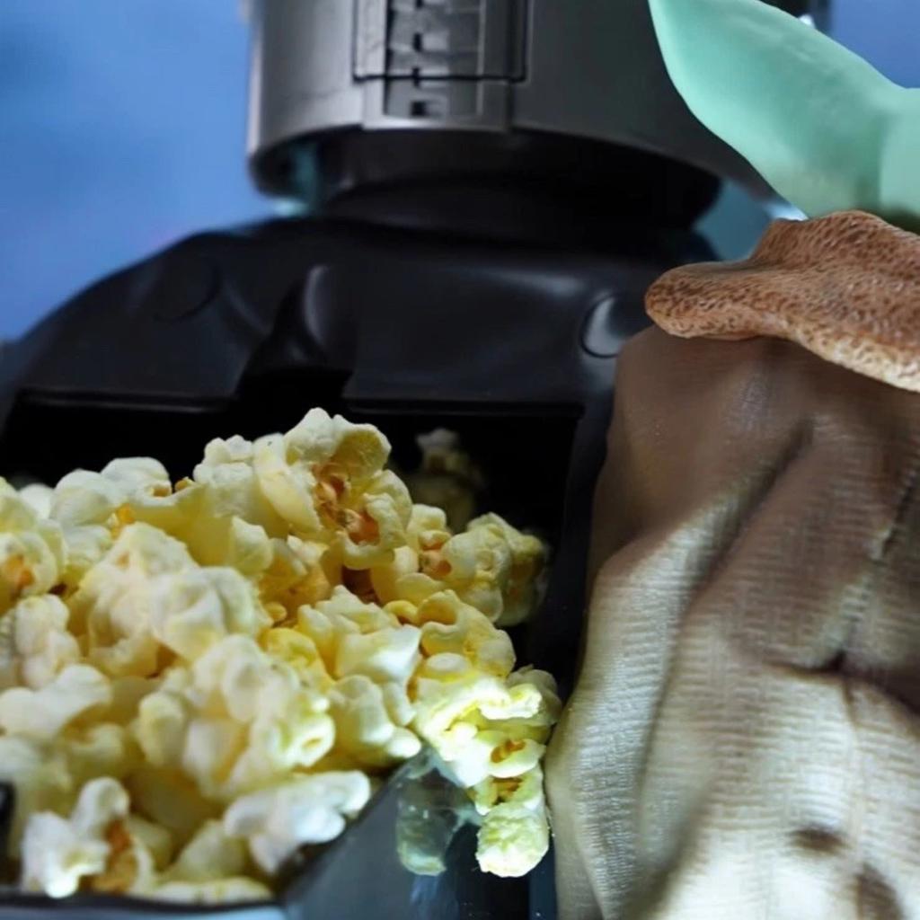 Grand Contenant Seau à Popcorn en Forme de Mandalorien et de l'Enfant Matériau Résine Durable Porte-Collations de Cinéma Objet de Collection