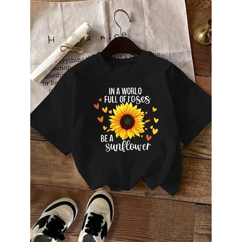 Sunflower Pattern Surrounded by Small Hearts And Accompanied by The English Text  IN A WORLD FULL OF ROSES BE A S чёрный