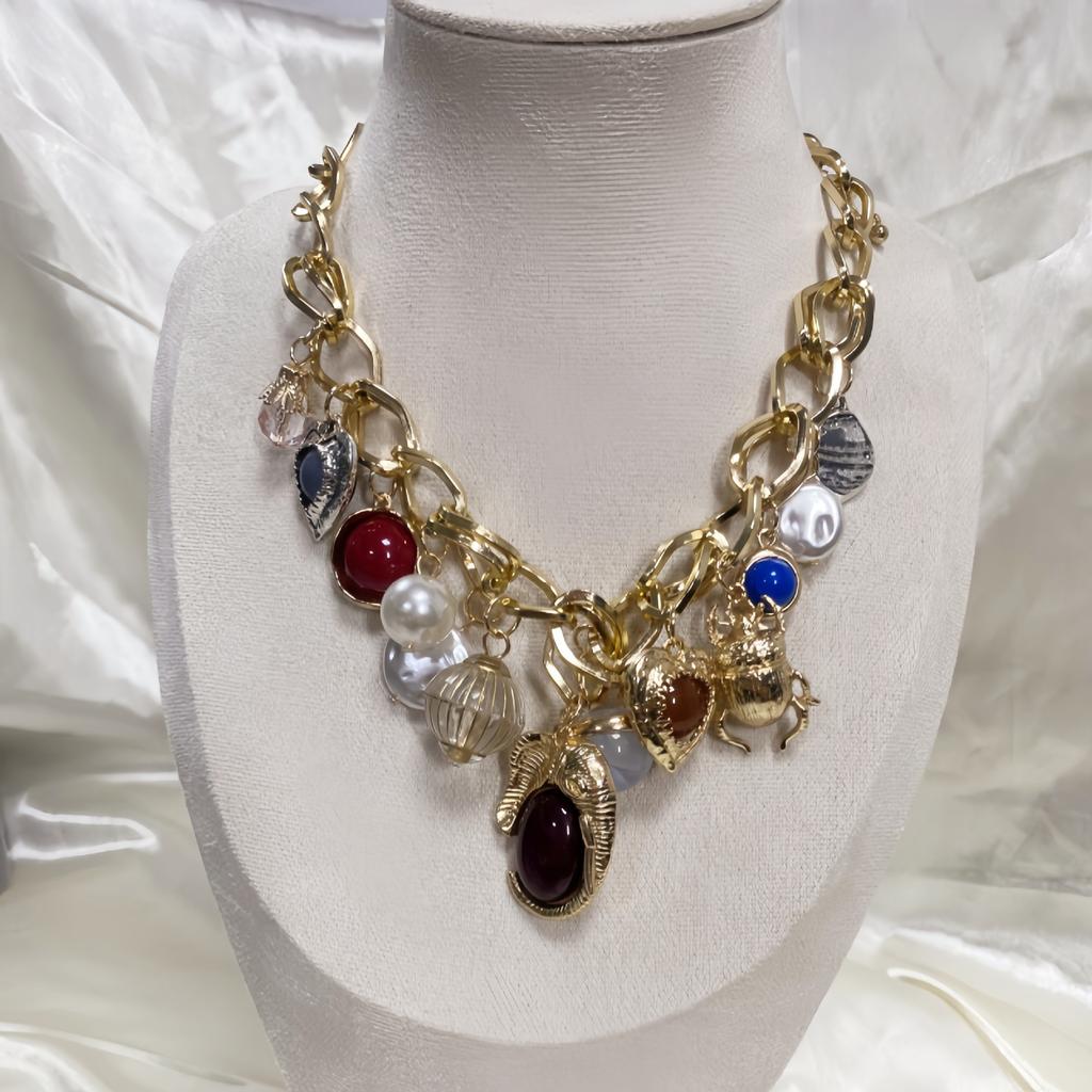 Europäische und amerikanische Retro Gold Dicke Kette Halskette Damen Übertriebene Liebe Insekt Perle Anhänger Schlüsselbeinkette