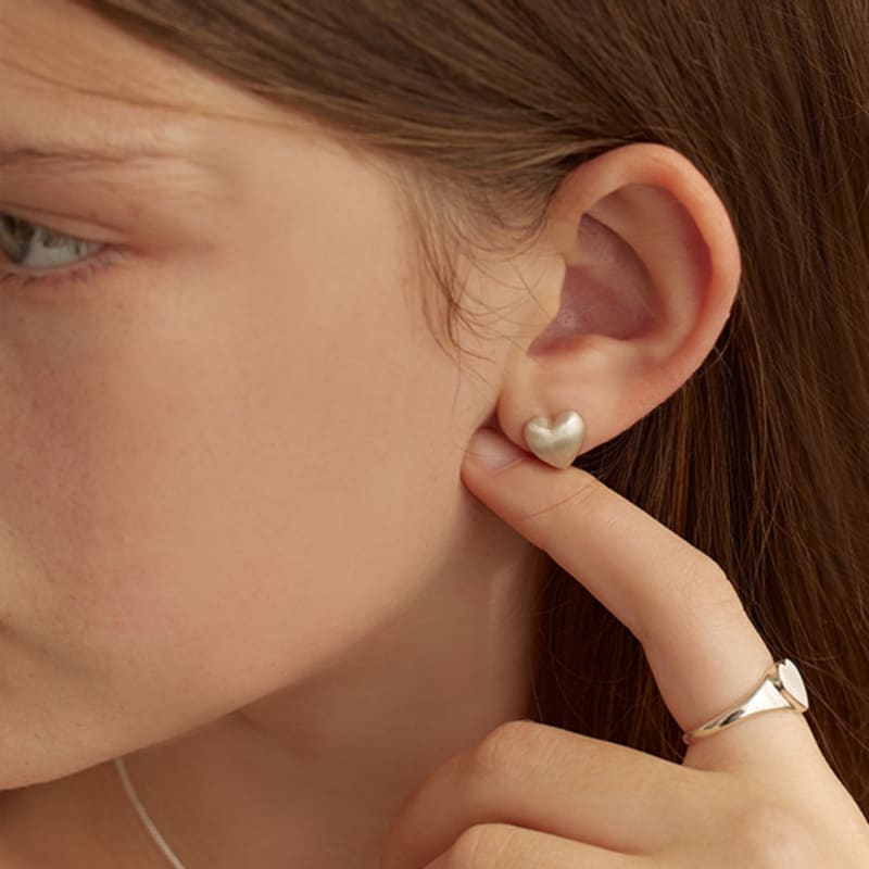 Lewy kolczyk serce w matowym srebrze