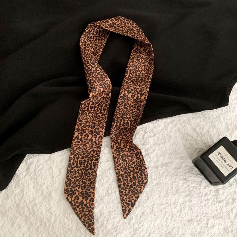 Small silk scarf, advanced sense, temperament, atmosphere, versatile decorative small scarf, girl's heart, bow, hair tie, bag, streamer.